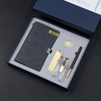 旅行本+书扣+窗花U盘+铜书签+匠心笔